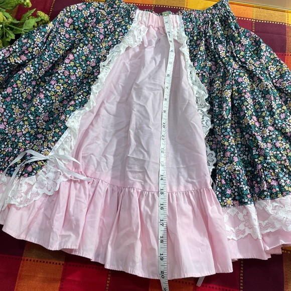 Vintage Pitchfork Lace Skirts - Picture 4 of 10